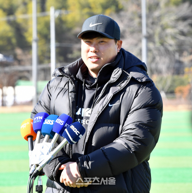 훈련에 앞서 기자회견하는 류현진 [포토]