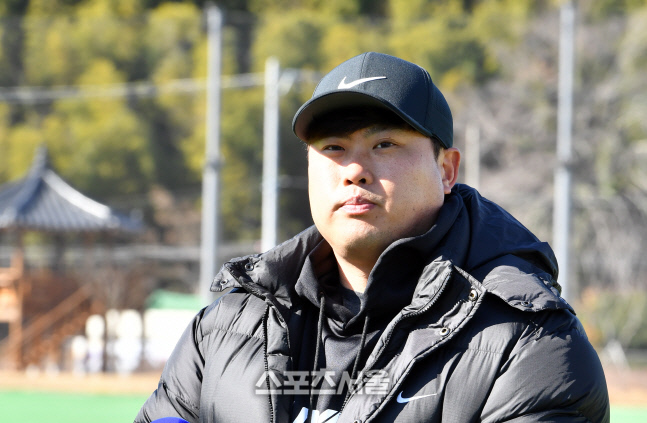 훈련에 앞서 기자회견하는 류현진 [포토]