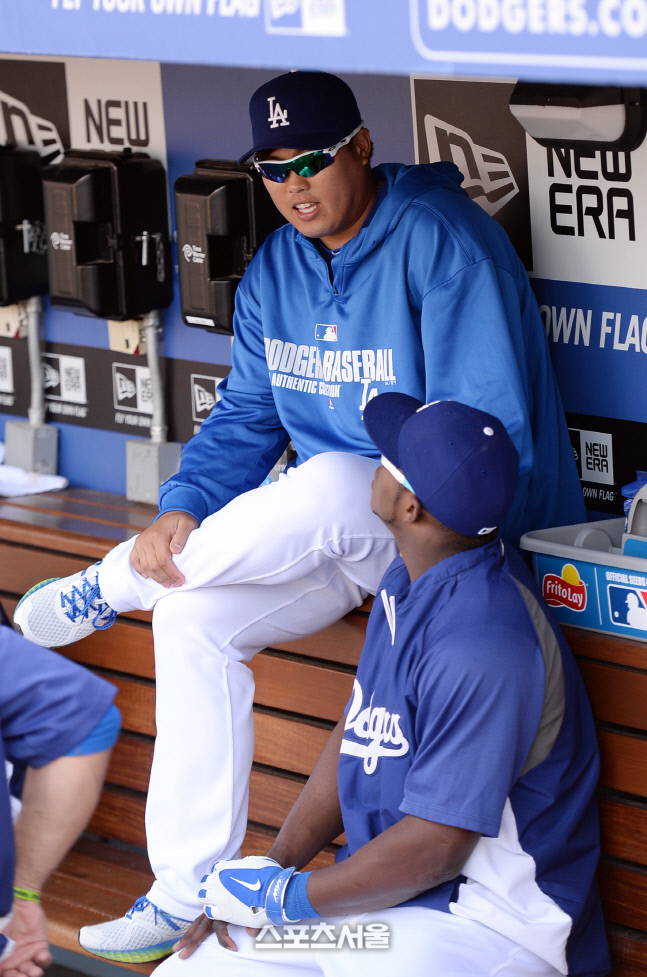 [SS포토] 류현진 \'푸이그, 내가 자랑스럽지?\'