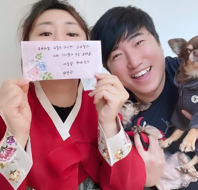 입 찢어지겠네... 개그맨 장동민, 44년만 아내와 맞이하는 첫 설에 잇몸만개[★SNS]