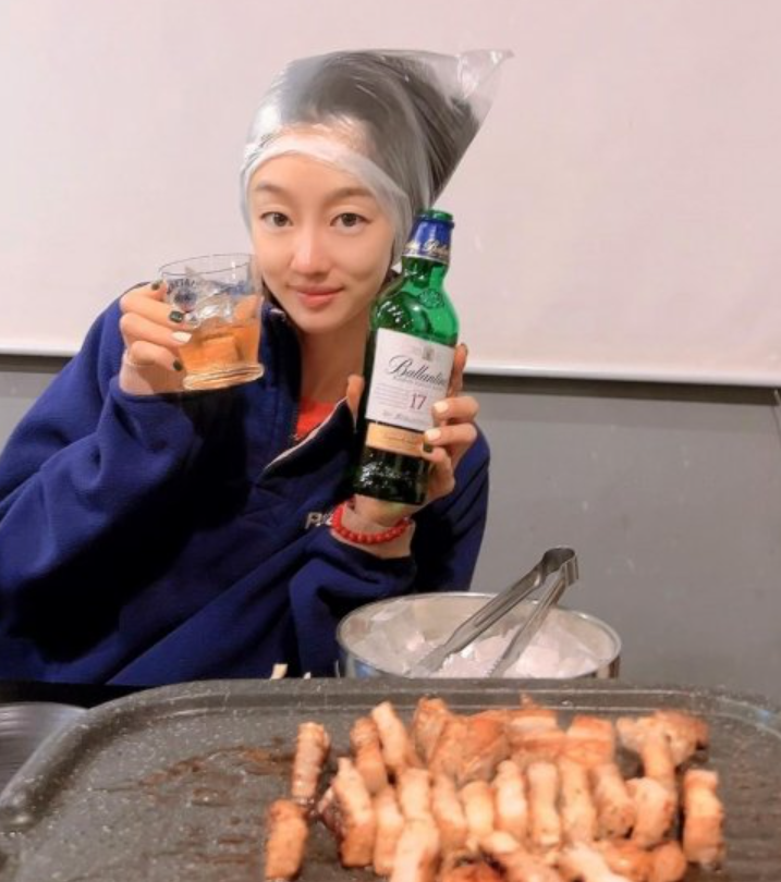 '진라탄' 최여진, 나 삼겹살에 진심이다... 비닐봉지 쓰고 회식 인증샷 "펌 아님"[★SNS]