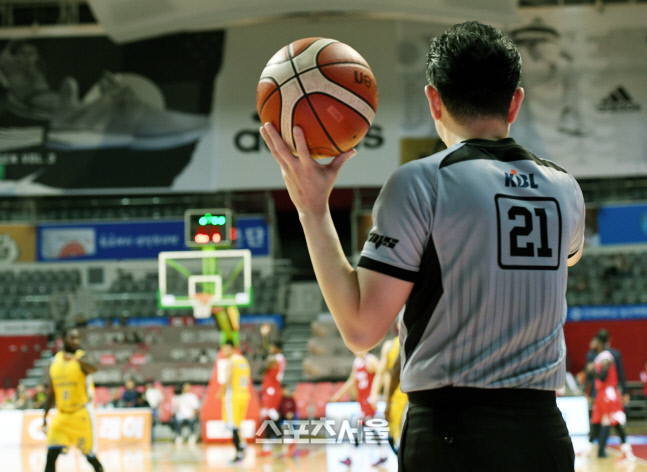 [포토] KBL의 새 시즌, 심판... 얼마나 바뀌었을까?