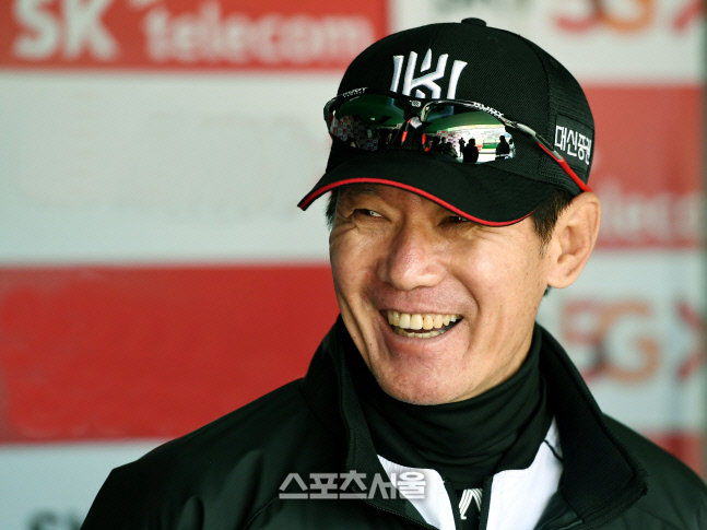 [포토] kt 이강철 감독, 곧...첫승 신고하겠죠~