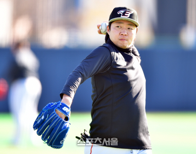 롱토스로 몸푸는 한화 김범수[포토]