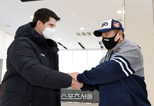 [포토]스탁의 손 꼭 잡은 김태형 감독