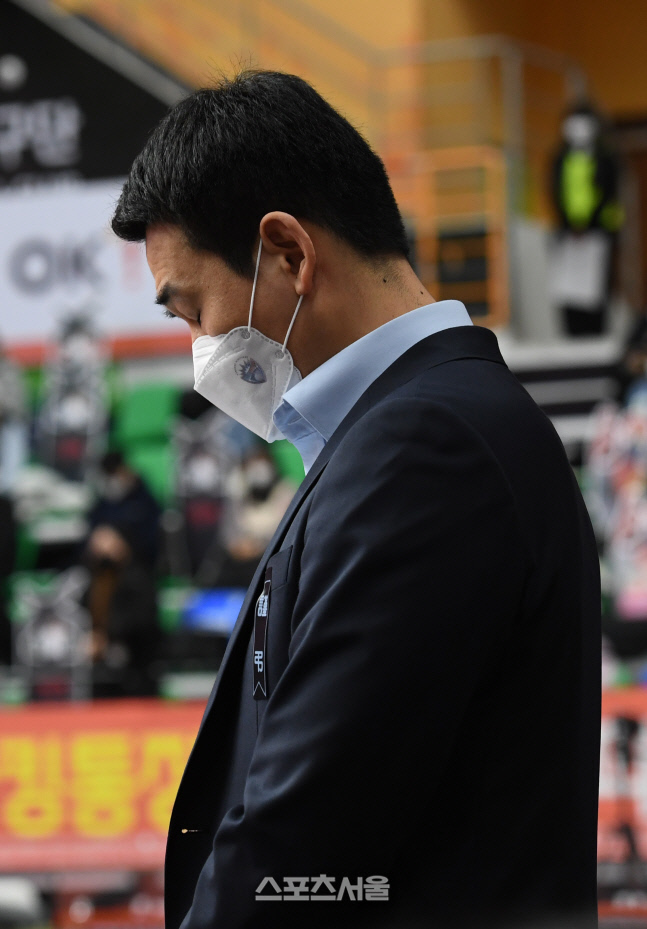 [포토]김인혁 떠나보낸 삼성화재 고희진 감독