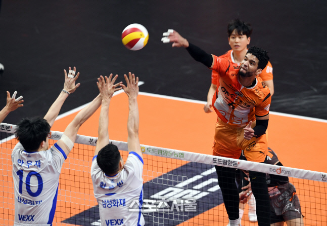 [포토]OK금융그룹 레오, 삼성화재전 41득점 맹활약