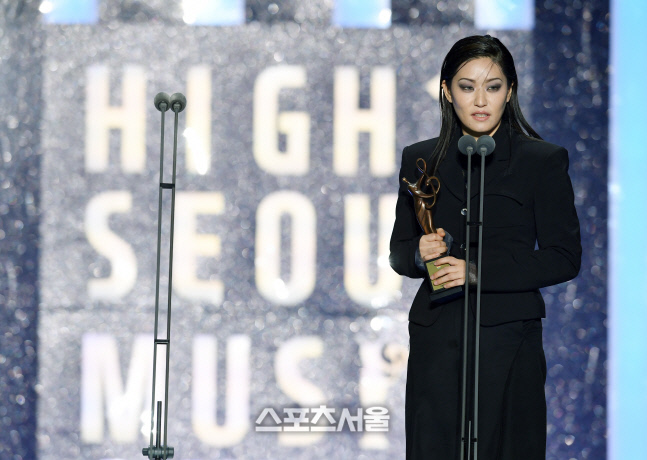 [포토]가수 이랑, 서울가요대상 \'올해의 발견상\' 수상