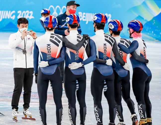 기념촬영하는 대표팀