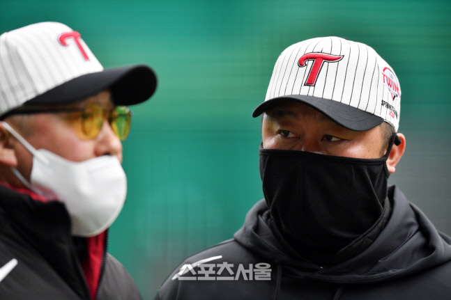 조인성 코치와 이야기 나누는 경헌호 투수코치[포토]