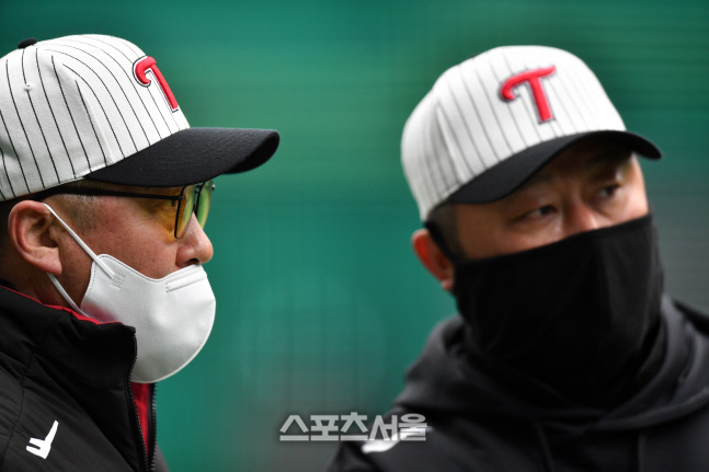 조인성 코치와 이야기 나누는 경헌호 투수코치[포토]