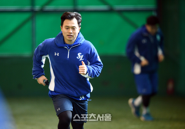 [포토]힘차게 달리는 삼성 김헌곤, 주장의 품격으로!