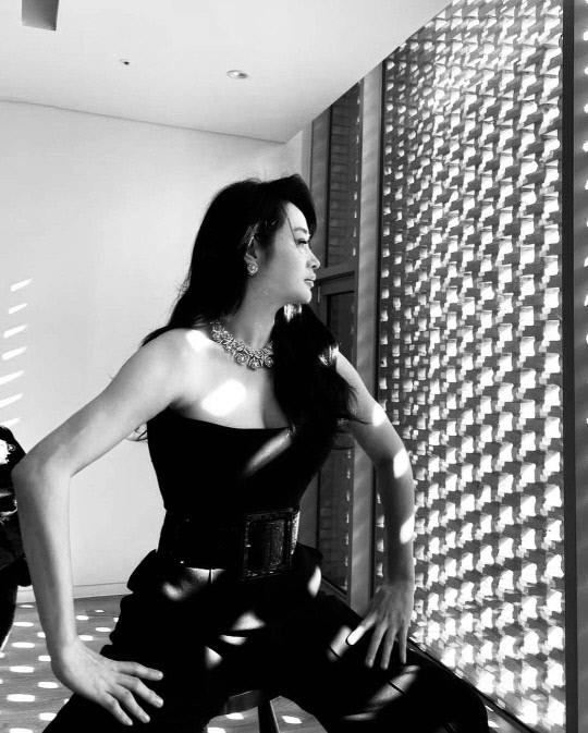 "흑백 뚫고나온 미모" 김혜수,톱여배우의 섹시 카리스마 [★SNS]