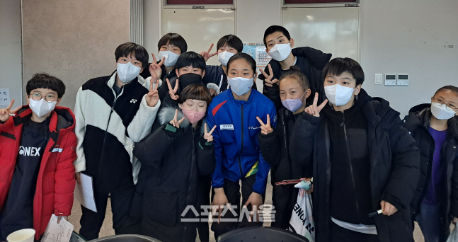 안세영과 어린이들