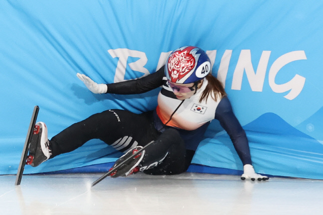 아! 최민정도…여자 500m 준준결승서 미끄러지며 탈락 [2022 베이징]