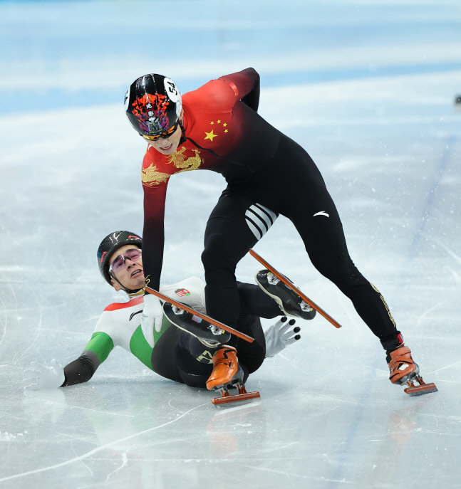 [올림픽] 중국, 논란의 1000m 금메달 획득 순간