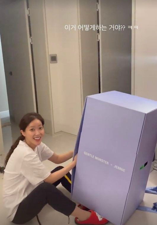 "찐우정" 임수향,블랙핑크 제니의 선물에 두 손 두 발 총동원[★SNS]