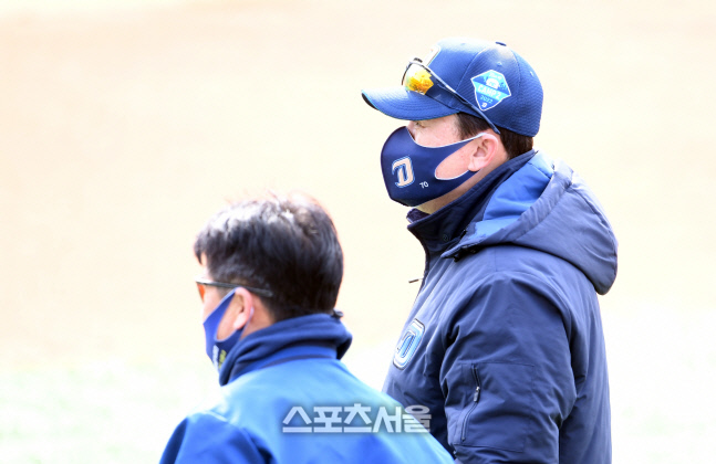 [포토]선수들 바라보는 이동욱 감독