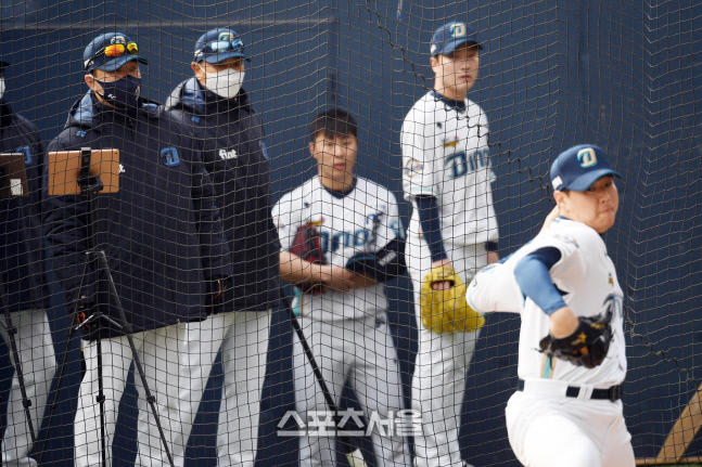 [포토]투수들의 불펜 피칭 지켜보는 NC 이동욱 감독