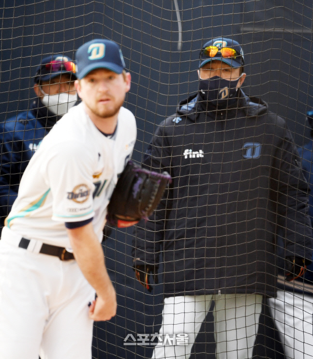 [포토]파슨스의 불펜 피칭 지켜보는 이동욱 감독