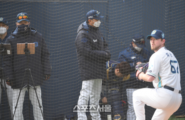 [포토]NC 이동욱 감독, 파슨스 컨디션이...