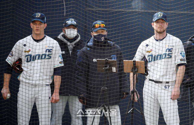 [포토]NC 이동욱 감독의 든든한 두 외국인 투수