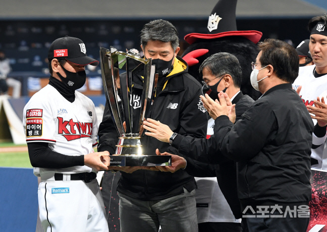 [포토]정규시즌 우승 트로피 받는 KT 이강철 감독-이숭용 단장