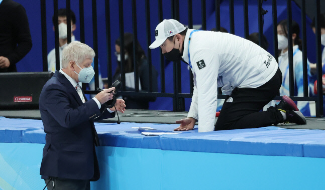 [올림픽] 심판에게 항의하는 안중현 코치