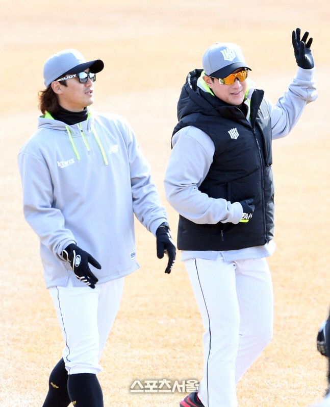 [포토]KT 안영명-황재균, 함께 담소를 나누며...