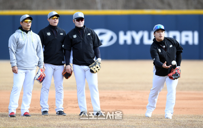 [포토]KT 박경수-황재균-박병호, '백호야! 잘 구려라!'