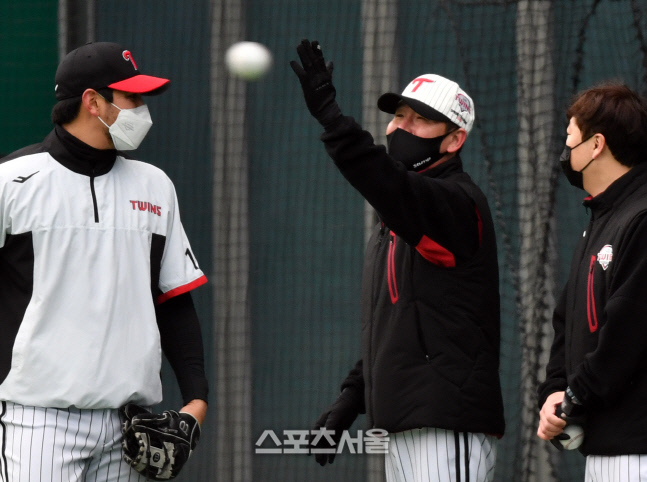 플럿코와 이야기나누는 유지현 감독[포토]