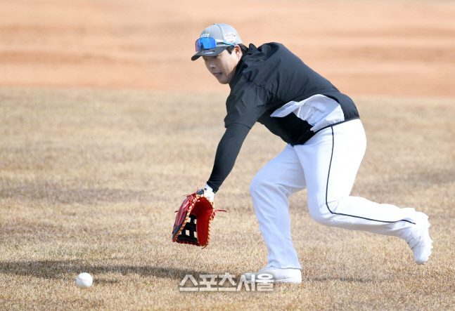 [포토]번트 대비 훈련하는 KT 강백호