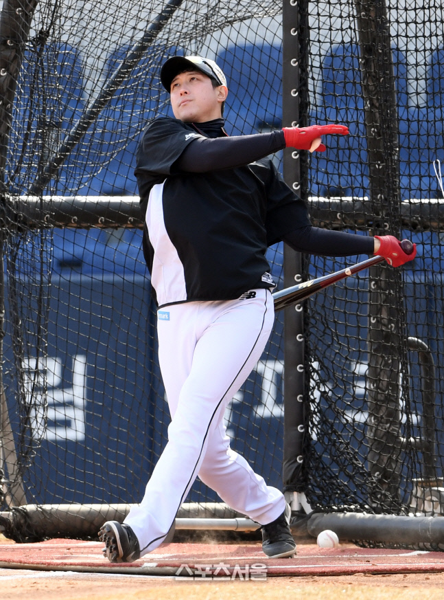 [포토]KT 황재균, 큼직한 타구