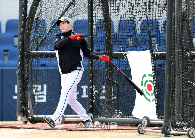 [포토]힘차게 스윙하는 KT 황재균