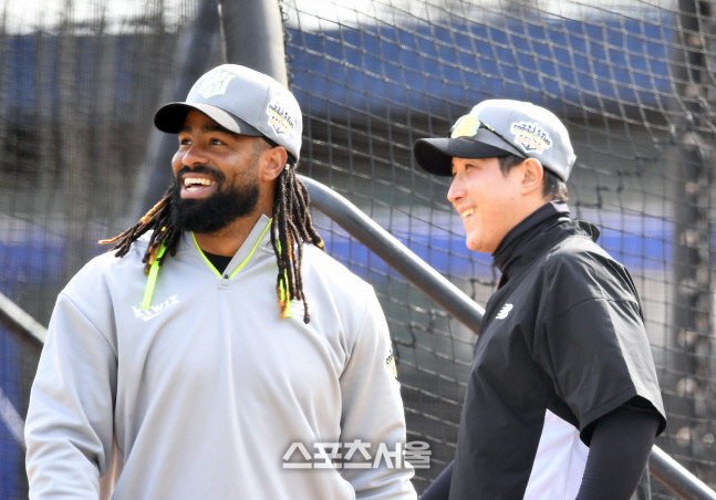 [포토]KT 라모스-황재균, 함박 웃음으로