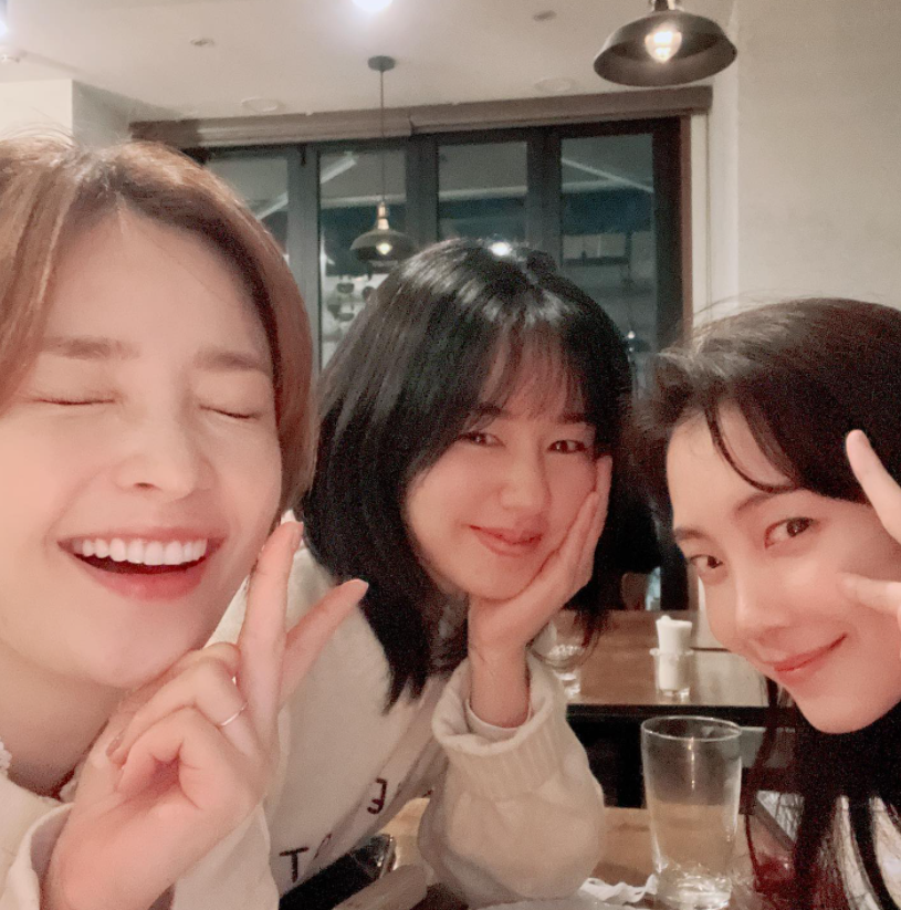 "율제병원 직원모임" 전미도X안은진X신현빈, 미소 가득한 인증샷[★SNS]