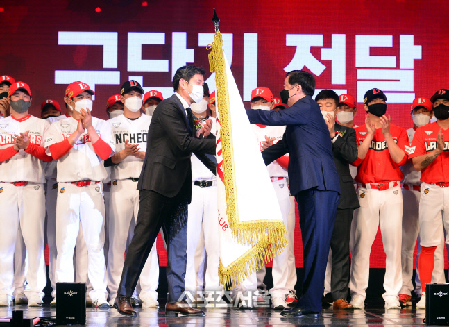 [포토] 정용진 구단주, 정지택 KBO 총재로부터...SSG 구단기를...