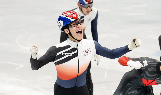 쇼트트랙 간판 황대헌, 1500m 첫 금메달 수확[2020 베이징]