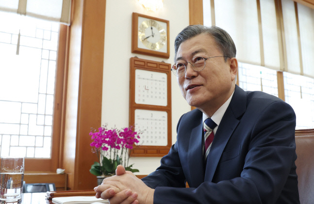 文대통령 이례적 격노 "尹검찰총장 때는 적폐 모른 척 했나, 분열의 정치 안돼"