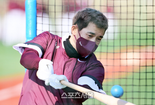 [포토]타격 훈련하는 키움의 주장 이용규