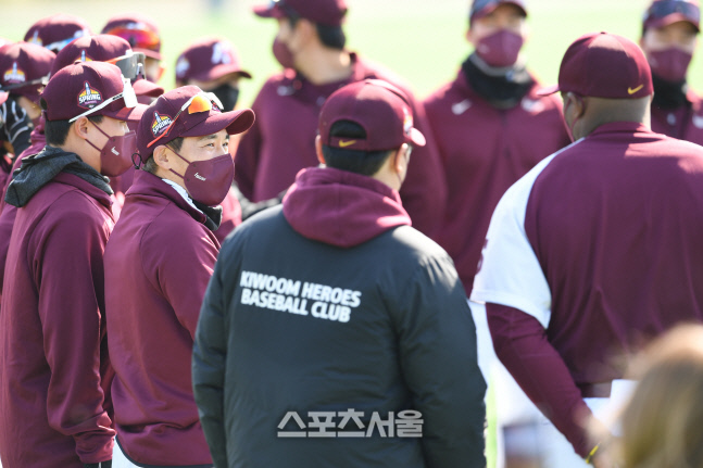 [포토]푸이그 맞이하는 키움 주장 이용규