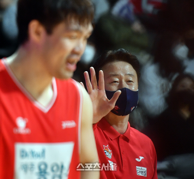 '승현아 힘든거 알아!' 강을준 감독[포토]