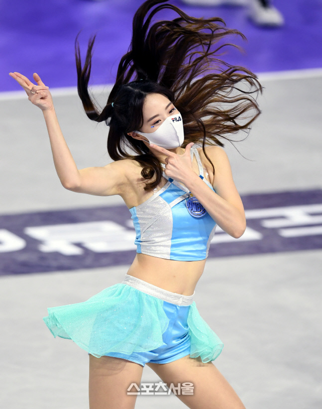 [포토] 대한항공 치어리더 '깜찍하게'