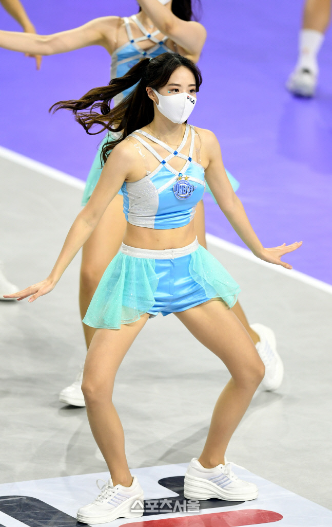 [포토] 대한항공 치어리더 '귀여운 동작'