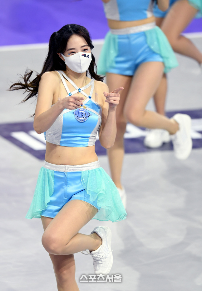 [포토] 대한항공 치어리더 '너 찍었어'