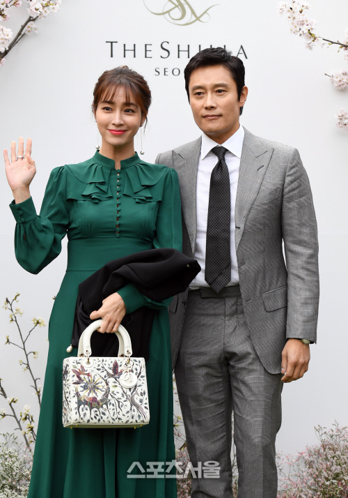 이병헌 이어 이민정도 하루새 돌파감염 "건강에 큰 이상은 없다. 자가격리"