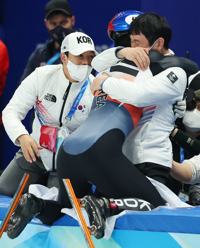 코치 품에 안기는 황대헌