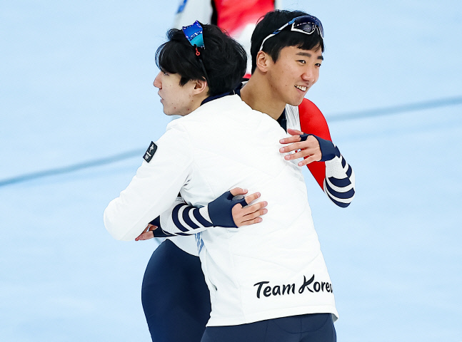 포옹하는 차민규와 김준호