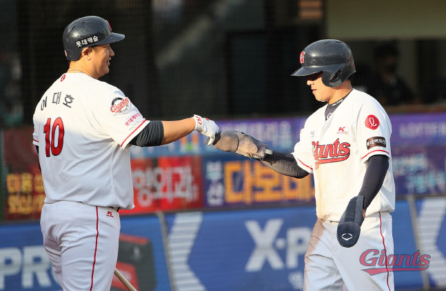 211003-NC전-45-정훈 득점후 이대호와 하이파이브KCH17915