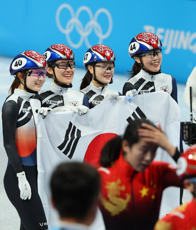 女 쇼트트랙 3000m계주, 막판 추월로 은메달 획득 [2022 베이징]